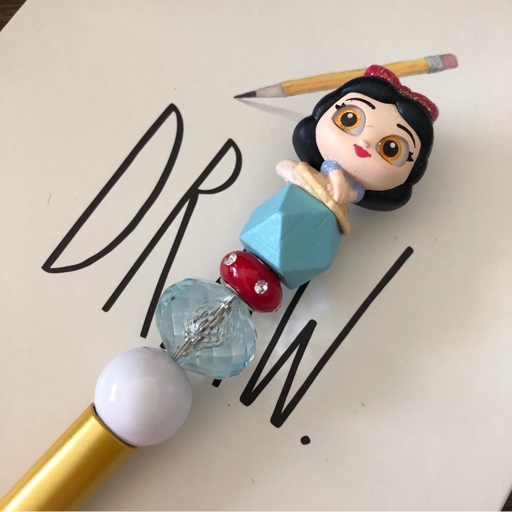 Disney Doorables: Snow White & The Seven Dwarfs: Snow White handmade beaded pen